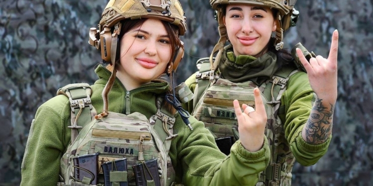 Готові до захисту: дівчата підписали контракт «18-24»