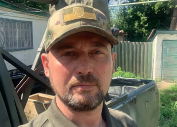 З кабінету — в окопи: заступника мера Чорткова Віктора Гурина нагородили «Золотим хрестом»