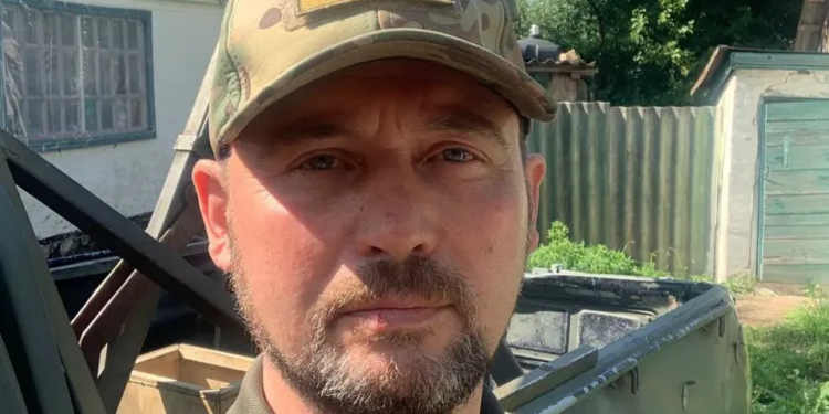 З кабінету — в окопи: заступника мера Чорткова Віктора Гурина нагородили «Золотим хрестом»