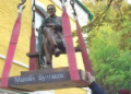 На Андріївському узвозі в Києві демонтували пам’ятник Михайлу Булгакову