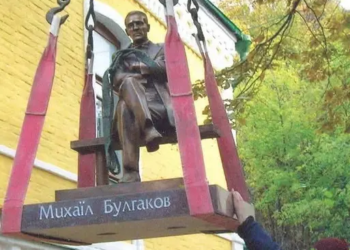 На Андріївському узвозі в Києві демонтували пам’ятник Михайлу Булгакову