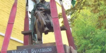 На Андріївському узвозі в Києві демонтували пам’ятник Михайлу Булгакову