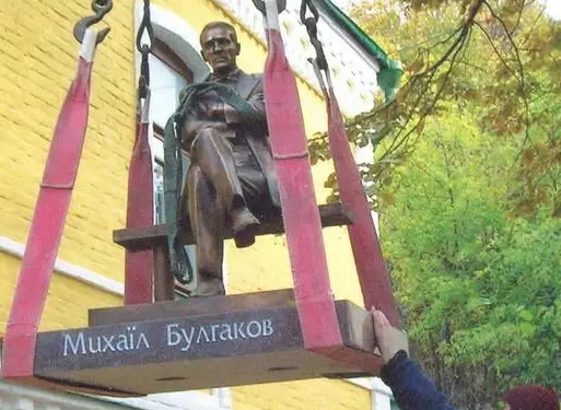 На Андріївському узвозі в Києві демонтували пам’ятник Михайлу Булгакову