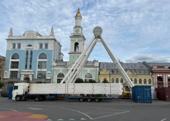 Прощання з символом Подолу: куди перевезуть скандальне оглядове колесо з Контрактової площі