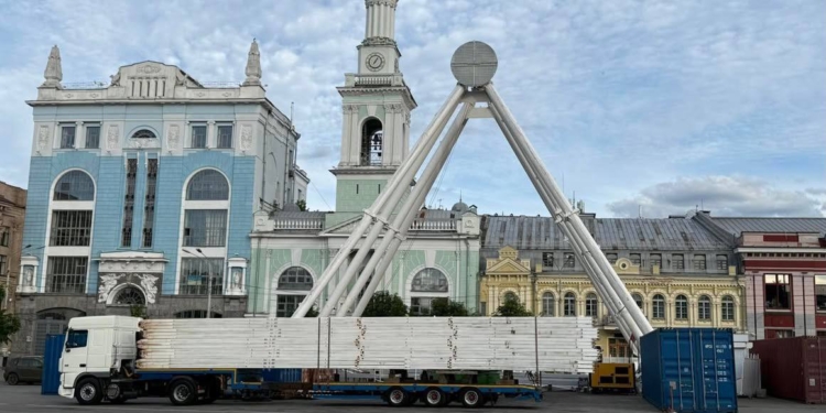 Прощання з символом Подолу: куди перевезуть скандальне оглядове колесо з Контрактової площі