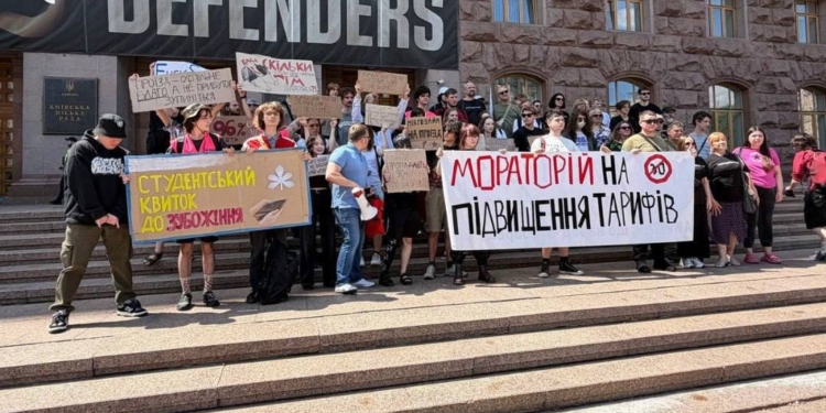 «Транспорт по 30»: під стінами КМДА кияни вимагали мораторію на підвищення вартості проїзду