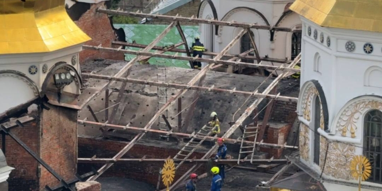 Понад добу тривають роботи: у Києво-Печерській лаврі ліквідовують наслідки влучання російської ракети-дрона
