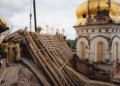 На пошкодженому обстрілом Успенському соборі в Києві закрили вже 70% даху