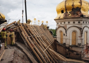 На пошкодженому обстрілом Успенському соборі в Києві закрили вже 70% даху
