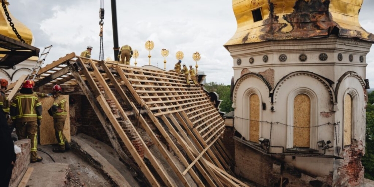 На пошкодженому обстрілом Успенському соборі в Києві закрили вже 70% даху