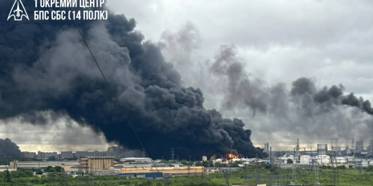 «Це ми!»: українські оператори дронів підтвердили удар по Московському НПЗ та анонсували нові атаки