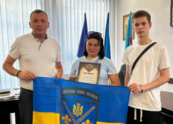 Захисника з Кременця Олександра Придатка відзначили бойовим прапором частини та листом пошани
