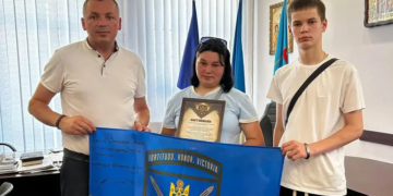Захисника з Кременця Олександра Придатка відзначили бойовим прапором частини та листом пошани