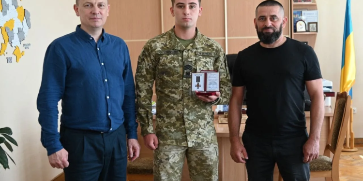 Бойовий досвід у 22 роки: на Тернопільщині нагородили молодого прикордонника Павла Ващука