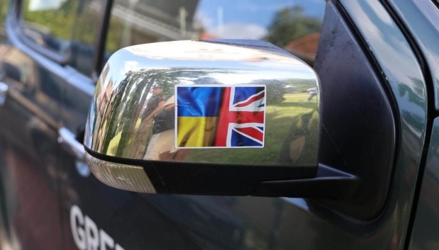Британські фермери передали ЗСУ 20 позашляховиків