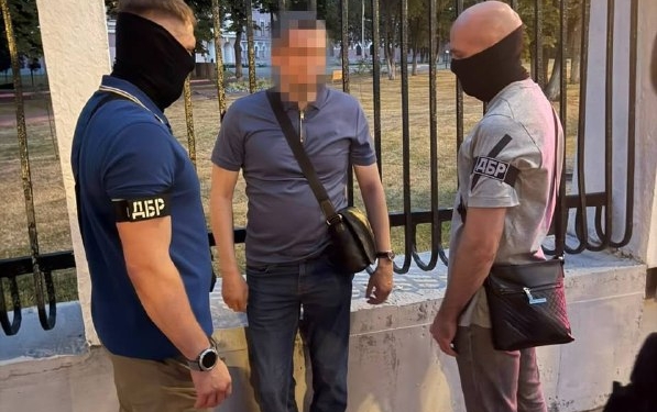 Хабар у тубусі: чиновника Держгеокадастру спіймали на гарячому