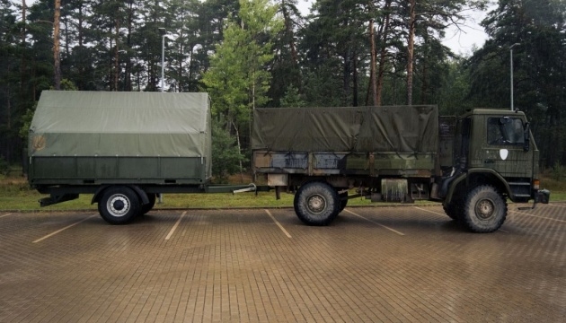 Латвія передала ЗСУ унікальний причіп для колючого дроту