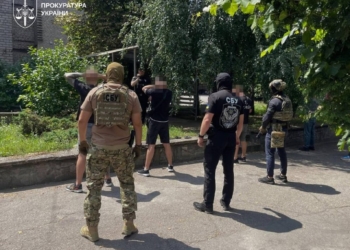 Масштабні обшуки у Запоріжжі: вилучено зброю та валюту