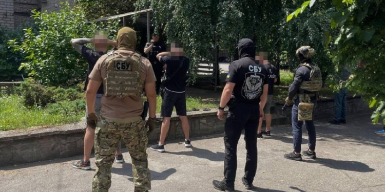 Масштабні обшуки у Запоріжжі: вилучено зброю та валюту