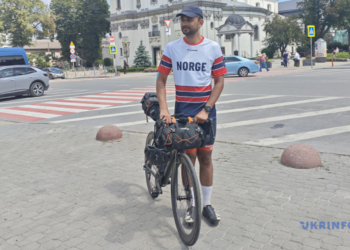 Норвезький депутат їде на велосипеді до Києва
