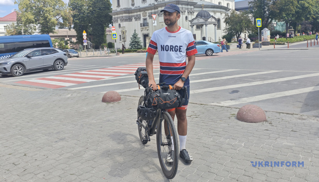 Норвезький депутат їде на велосипеді до Києва