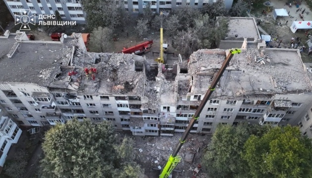 Ракетний удар по Львову: триває пошук людей під завалами