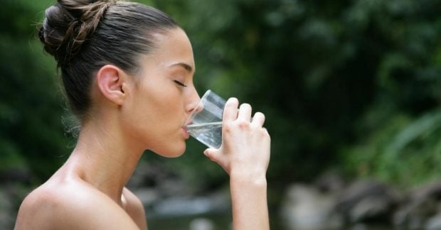 Скільки води пити, щоб уникнути каменів у нирках