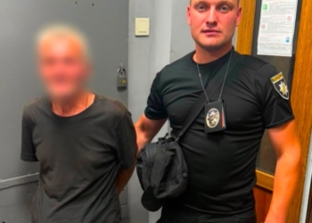 У центрі Києва чоловік побив жінку на зупинці