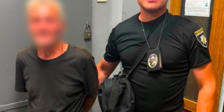 У центрі Києва чоловік побив жінку на зупинці
