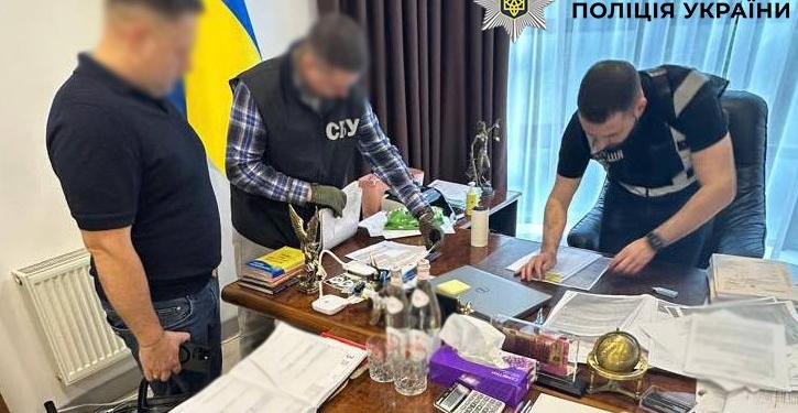 У Києві адвокат вимагав $30 тисяч за вплив на суд
