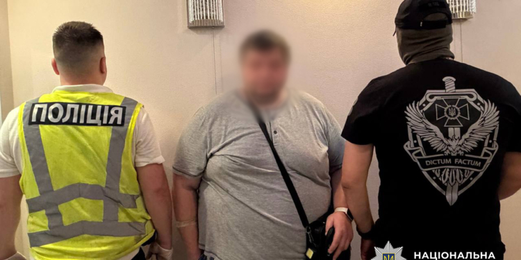 У Києві викрили шахрая, що торгував посвідками на проживання