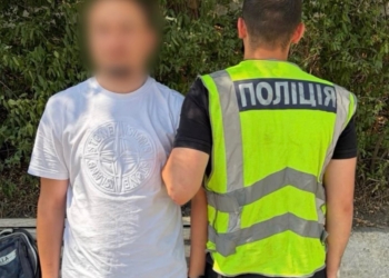 У Києві затримали чоловіка, який залишив гранати біля кафе