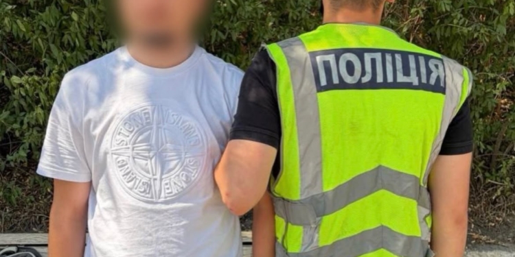 У Києві затримали чоловіка, який залишив гранати біля кафе