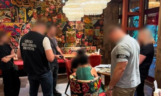 В Одесі затримали працівницю ТЦК за хабар у 11 тисяч доларів