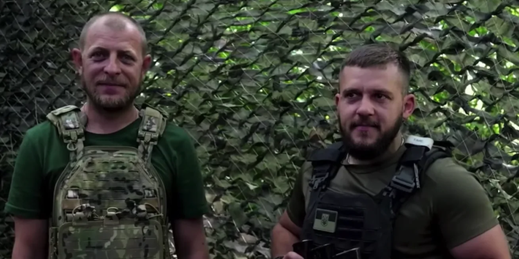 Мінімалізм на позиціях: тернопільські артилеристи показали вміст своїх бойових рюкзаків
