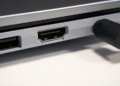Як безпечно почистити USB-порт від пилу та ворсу