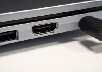 Як безпечно почистити USB-порт від пилу та ворсу