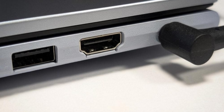 Як безпечно почистити USB-порт від пилу та ворсу