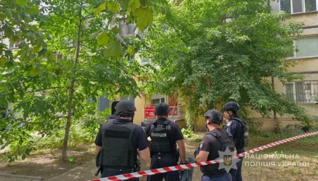 Теракт в Одесі: чоловік забарикадувався у салоні краси