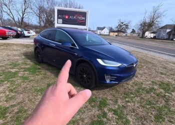 Американець купив вживану Tesla за $9500: що всередині?