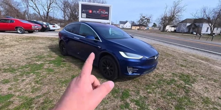 Американець купив вживану Tesla за $9500: що всередині?