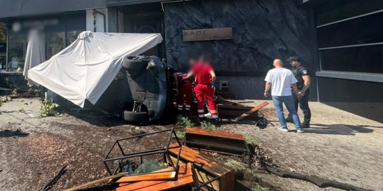 ДТП у Голосіївському районі: BMW влетіло у літню терасу
