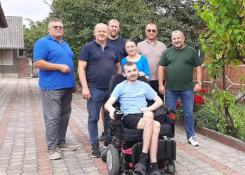 Воїну-добровольцю з села Синява Маркіяну Зозулі передали сучасний електровізок