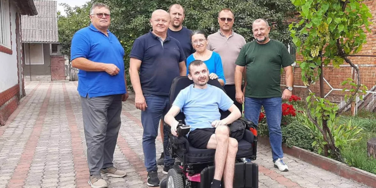 Воїну-добровольцю з села Синява Маркіяну Зозулі передали сучасний електровізок
