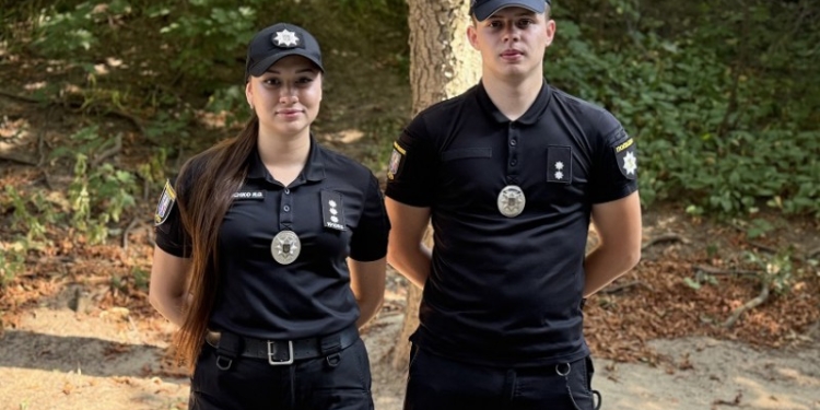 На Печерську поліцейські врятували чоловіка під час нападу