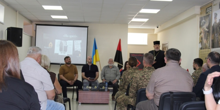 Чотири роки праці та понад 100 історій: у Тернополі презентували перший том книги «На щиті»