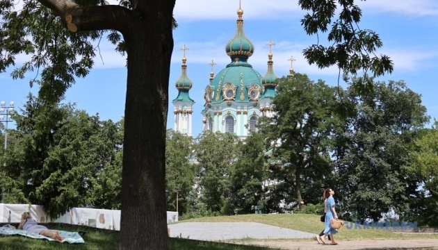 Погода в Україні: спека до +31° та мінлива хмарність
