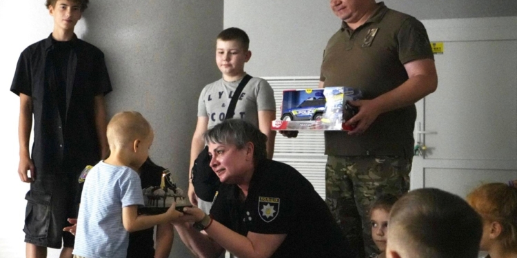 Поліцейські Києва влаштували свято для сина захисника