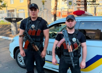 Поліція Києва врятувала чоловіка з-під завалів після атаки