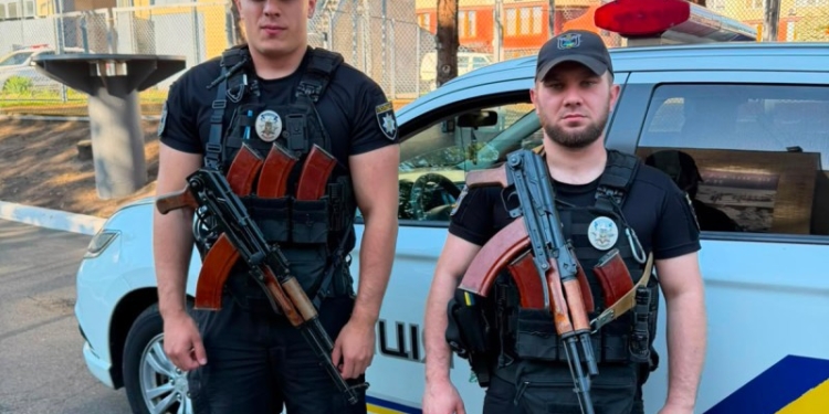 Поліція Києва врятувала чоловіка з-під завалів після атаки